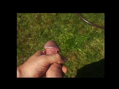 ❤️ Keçika germ di bexçeyek havînê de pisîka xwe ya pembe diqelişe û bi şuştinê dixe. ❌ Sex li porno ku.com-porn-kai.ru ❤