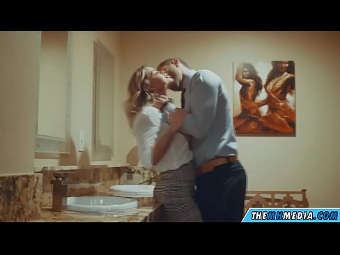 ❤️ Gava ku blondeyek busty we di nav hewşek gelemperî de dixapîne ❌ Sex li porno ku.com-porn-kai.ru ❤